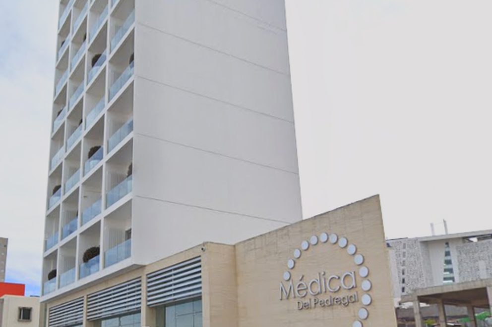 Multistory white building with the Médica Del Pedregal sign on the wall at the entrance